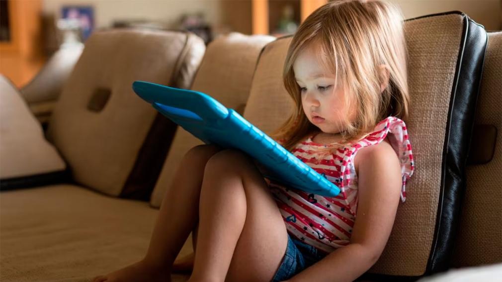 A partir de qué edad los expertos recomiendan dar celulares, computadoras y tablets a los chicos