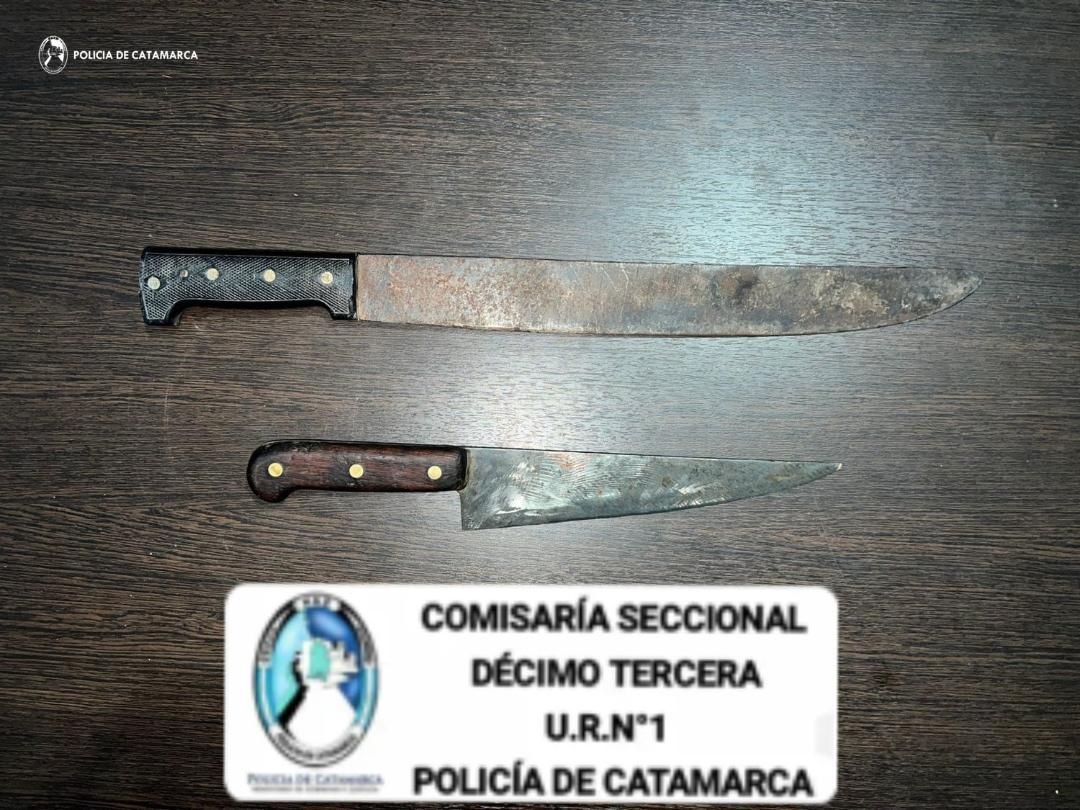 Dos jóvenes fueron aprehendidos, un machete y una cuchilla secuestrados