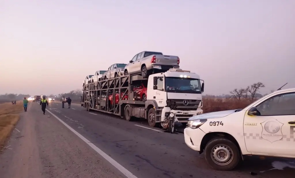 TUCUMAN: Un camión que transportaba vehículos chocó y mató a dos mujeres motociclistas