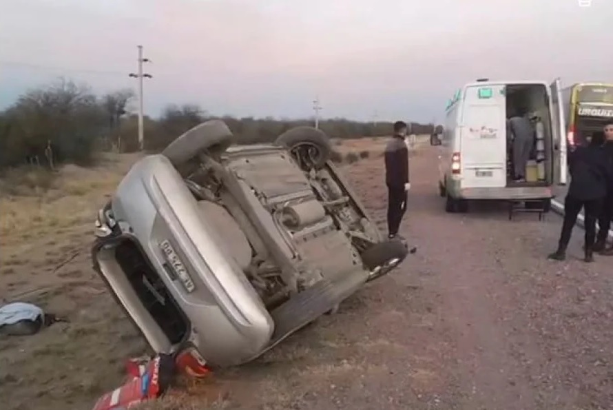 PUNTA DE LOS LLANOS: ACCIDENTE UN AUTOMOVIL VOLCÓ CON TRES OCUPANTES 
