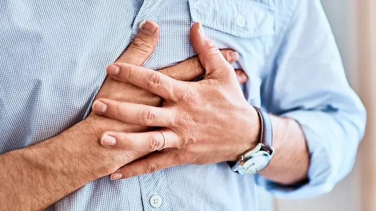 Me duele el pecho: cómo saber si es muscular o del corazón