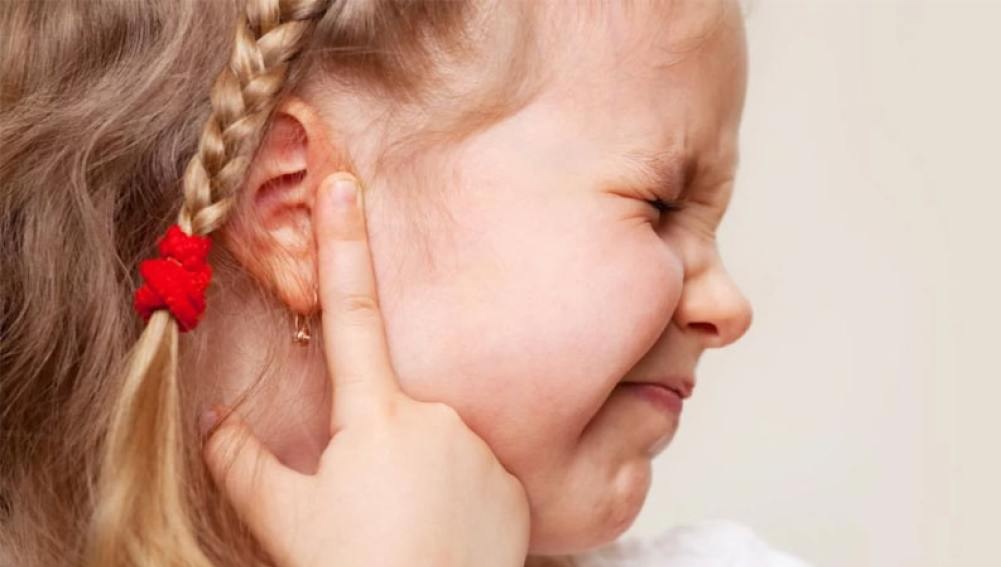 Cómo disminuir la posibilidad de otitis por la pileta, el mar o el río, según especialistas