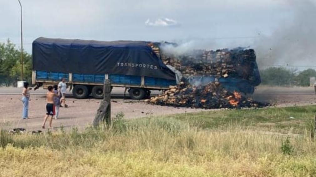 Un camión cargado de carbón y leña se incendió en plena marcha