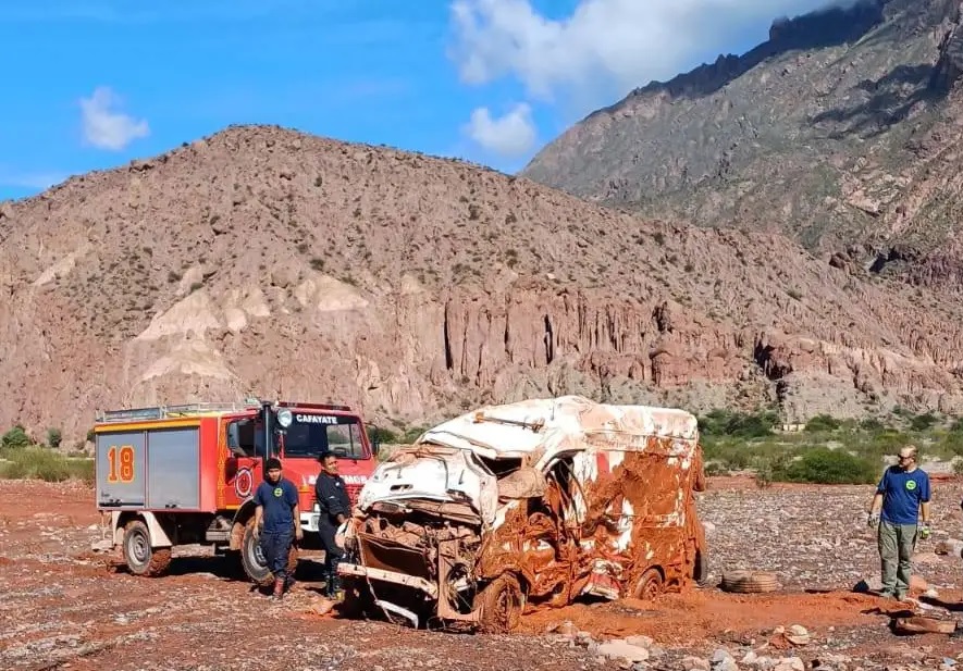 SALTA: Una ambulancia que llevaba un paciente y a su acompañante fue arrastrada por un alud