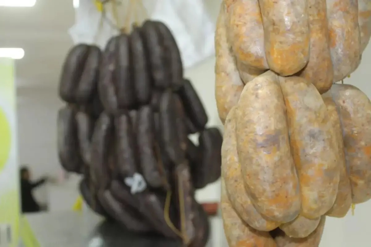 Allanaron una carnicería sospechada de vender embutidos con carne de gato