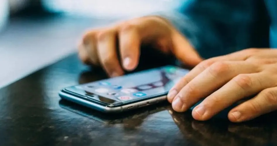 SANTIAGO DEL ESTERO: Lo corrieron del trabajo y al devolver el celular corporativo hallaron fotos sexuales de niños