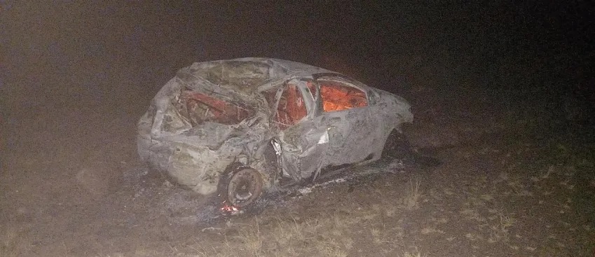 SAN JUAN: El auto volcó, se incendió y él salió caminando