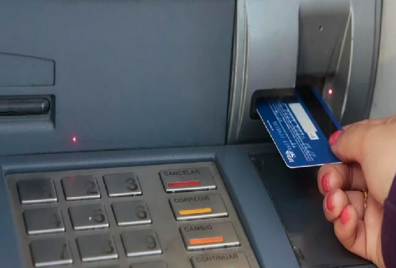 Cajeros automáticos: Cómo evitar estafas al extraer dinero