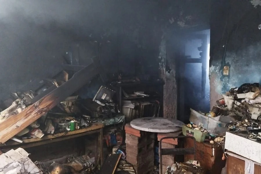Impresionante incendio en Barrio Tiro Federal donde se consumió una vivienda en su totalidad  