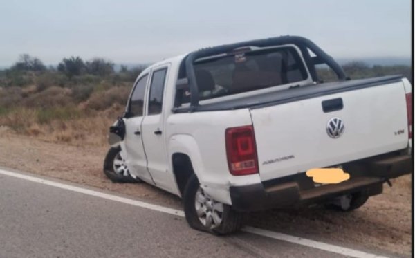 Viajaban por la Ruta 79, reventaron dos neum&aacute;ticos y terminaron fuera de la calzada