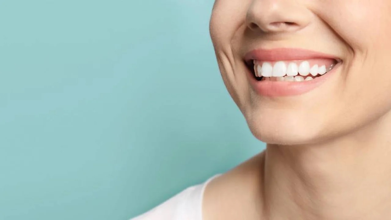 ANMAT prohíbe una marca de blanqueadores dentales por riesgo para la salud