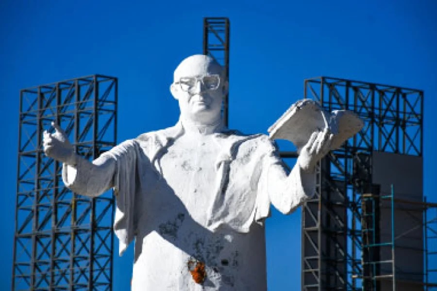 Ultiman detalles de obra en homenaje a Angelelli
