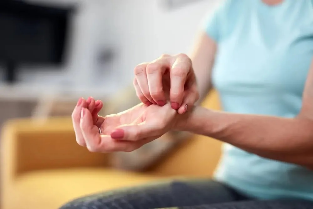 Qué significa cuando te pica la mano izquierda
