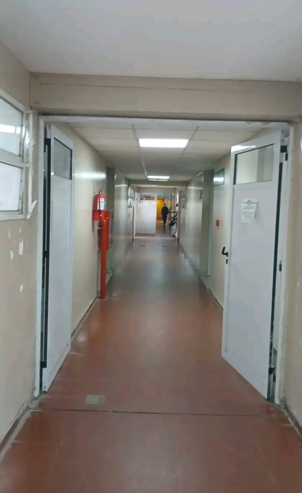 Hombre de 34 a&ntilde;os ingres&oacute; al Hospital Vera Barros con dos heridas punzocortantes tras una pelea en un domicilio