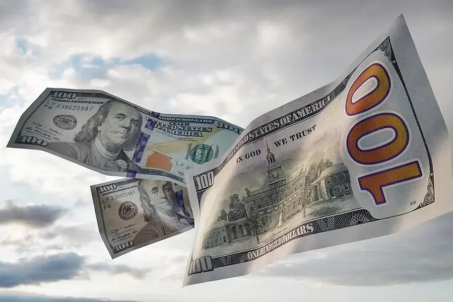 DOLAR: La cotización libre subió con fuerza y cerró a 1.075 pesos