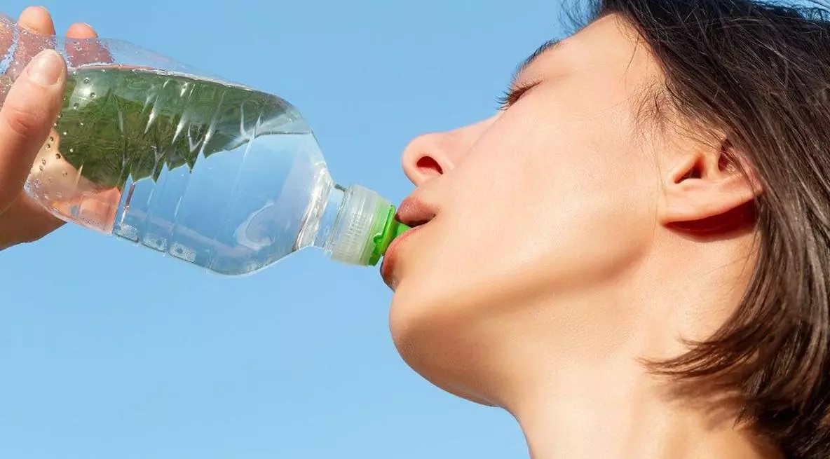 Para bajar de peso tomá agua en estos dos momentos del día