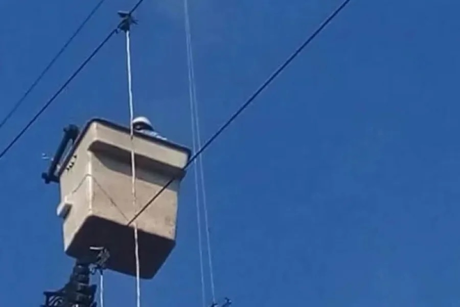 Un dron utilizado para ingresar droga a un penal de Córdoba quedó enredado en los cables de luz