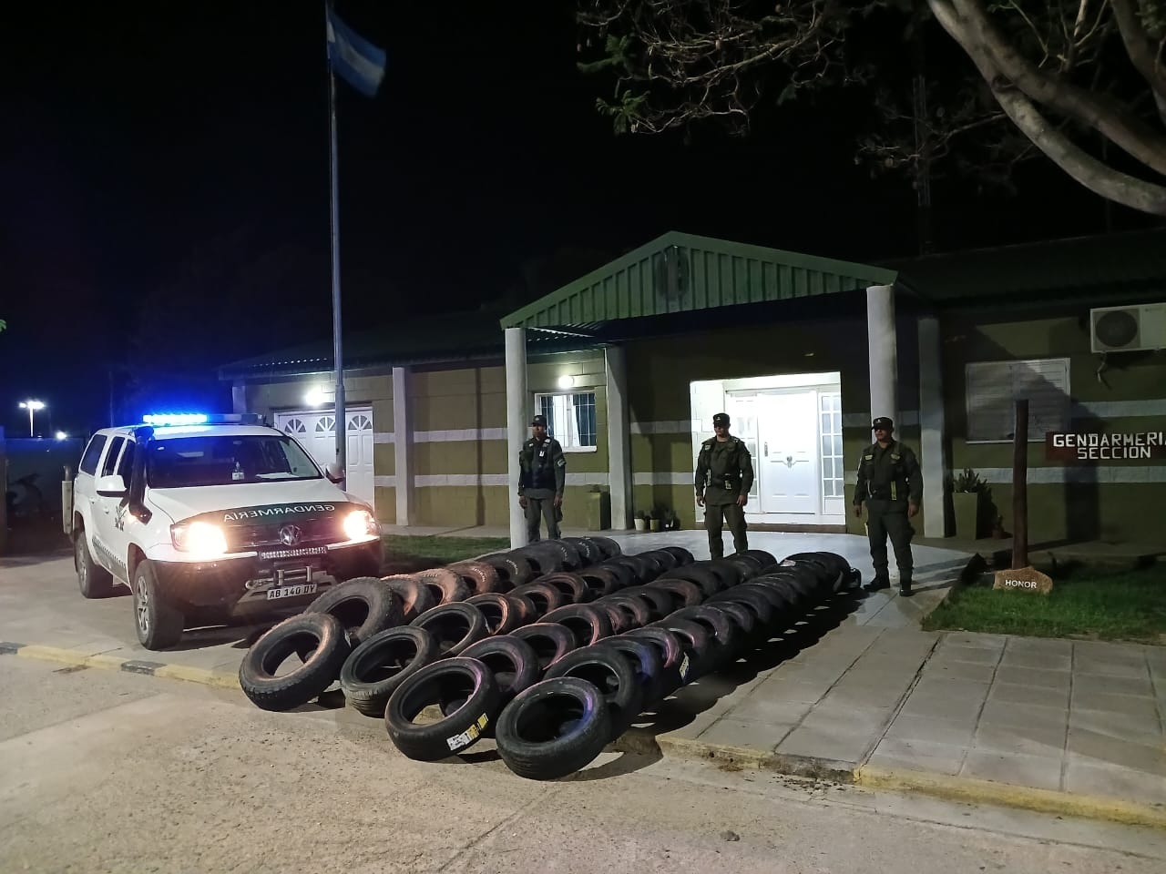 GENDARMERIA EN UN OPERATIVO SECUESTRO EN LA LOCALIDAD DE CHEPES, UNA IMPORTANTE CANTIDAD DE CUBIERTAS QUE ERAN TRANSPORTADAS DE CONTRABANDO