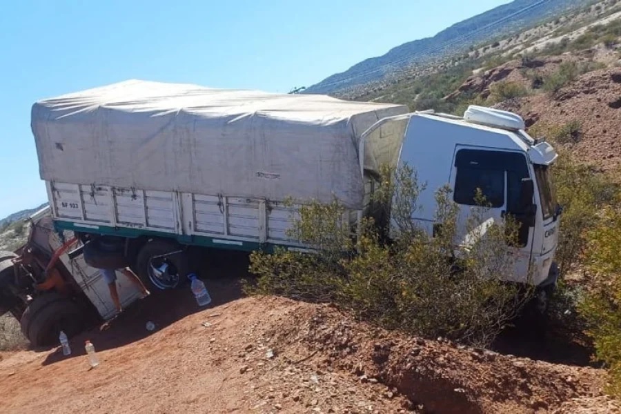 Un camión cargado con tomates salió desde La Rioja y volcó en San Juan