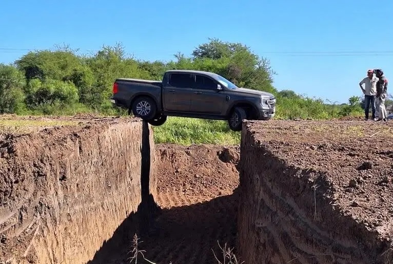 Iban por la ruta en la madrugada y la camioneta quedó colgada