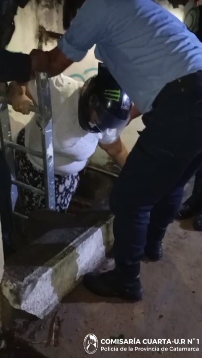 CATAMARCA: Rescataron a una mujer que cayó a una cisterna